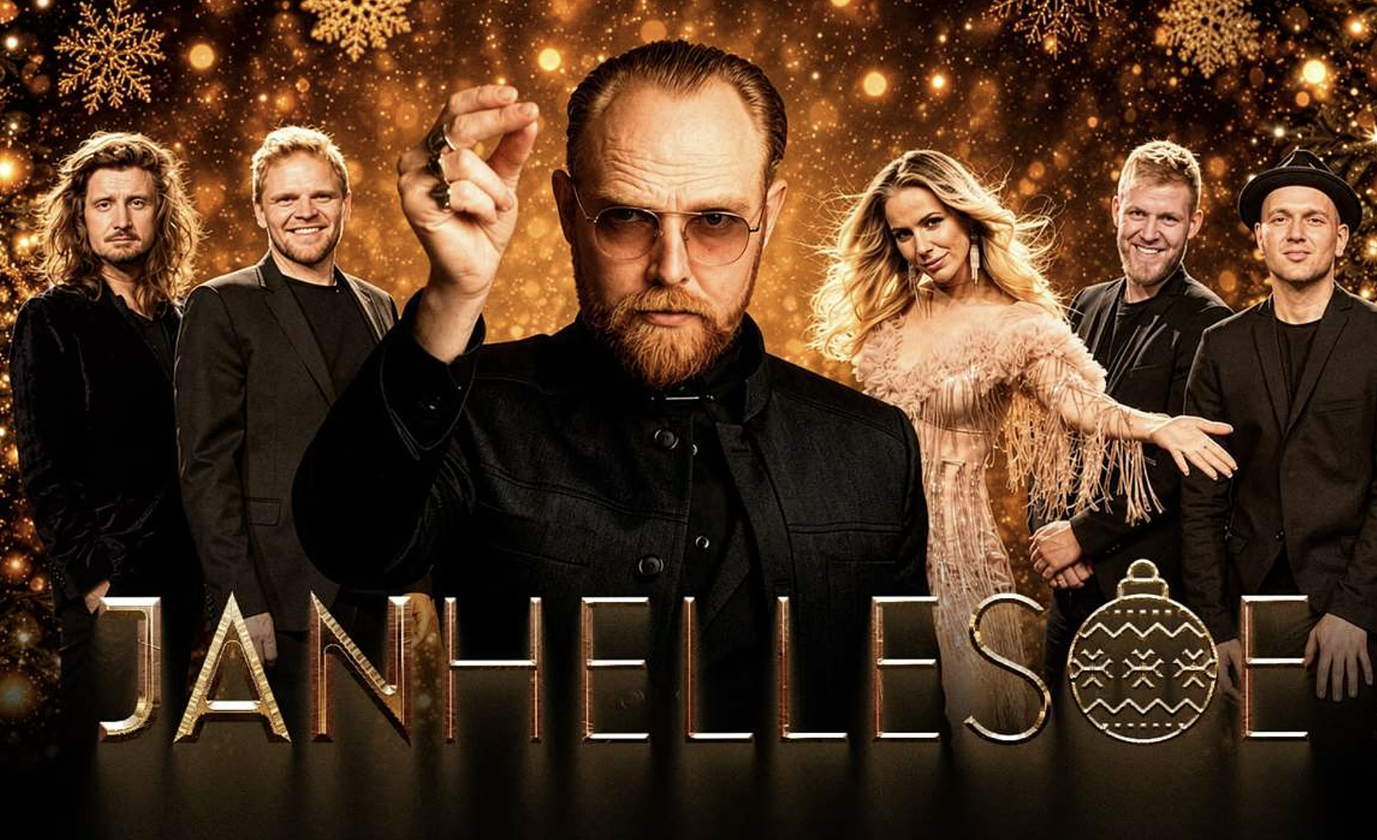 Jan Hellesøe og musikerne foran gyldent julelys
